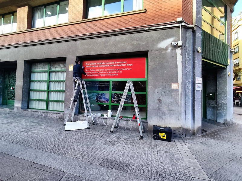 Cristalera de un edificio en Bilbao decorada con vinilo microperforado