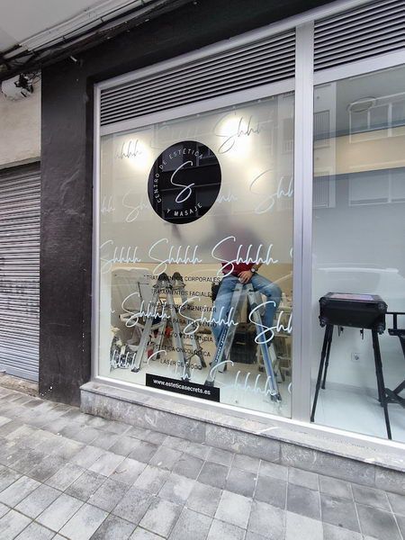 Escaparate de un comercio de Trapagaran decorado con vinilo