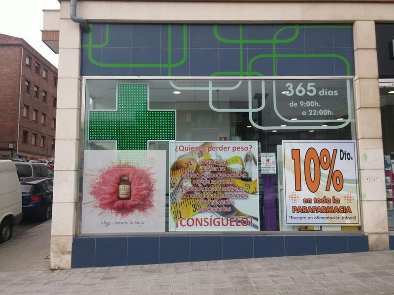 Escaparate de farmacia en Getxo decorado con vinilo publicitario