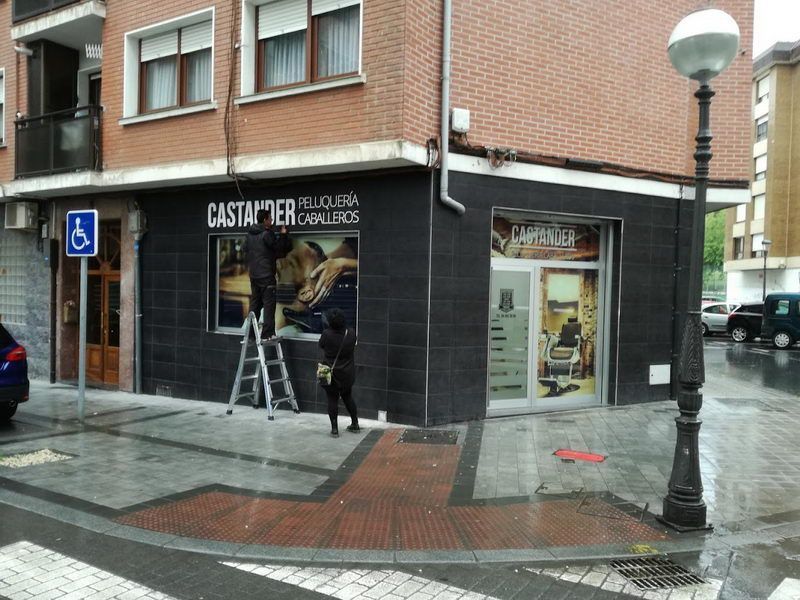 Fachada y cristaleras de barbería en Trapagaran rotuladas con vinilo