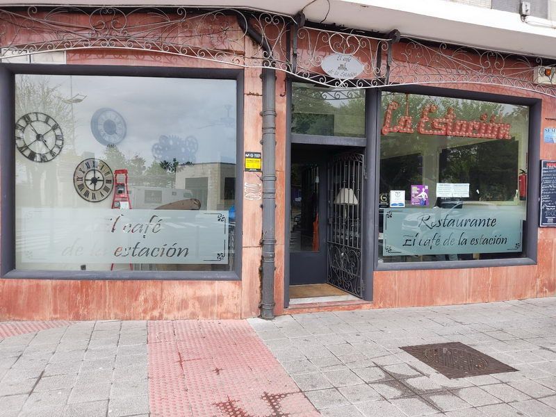 Diseño publicitario con vinilo aplicado en cristales para un negocio de Santurtzi