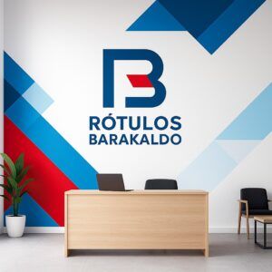 Sala de reuniones luminosa con ventanales cubiertos parcialmente por vinilos esmerilados de diseño geométrico sutil