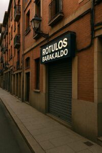 Rótulo luminoso instalado en una fachada urbana de Bizkaia