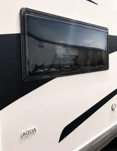 Detalle lateral de autocaravana personalizada con vinilo decorativo