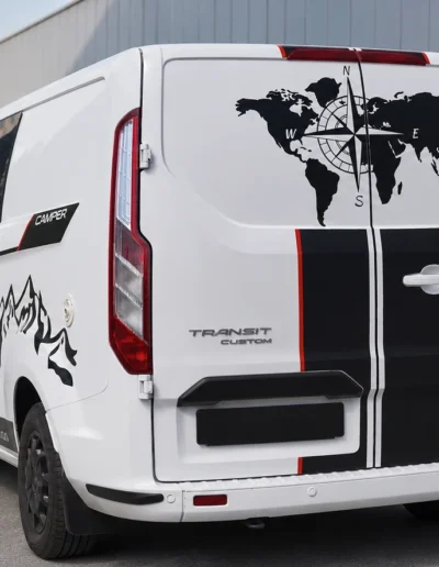 Parte trasera de furgoneta Transit camper personalizada con vinilos