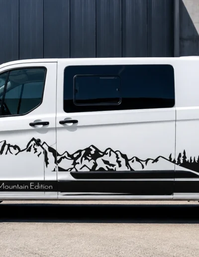 Lateral de furgoneta Transit camper con vinilos personalizados