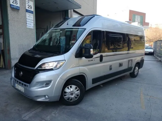 Rotulación de camper con vinilo negro Furgoneta camper con vinilo negro en ventanas laterales